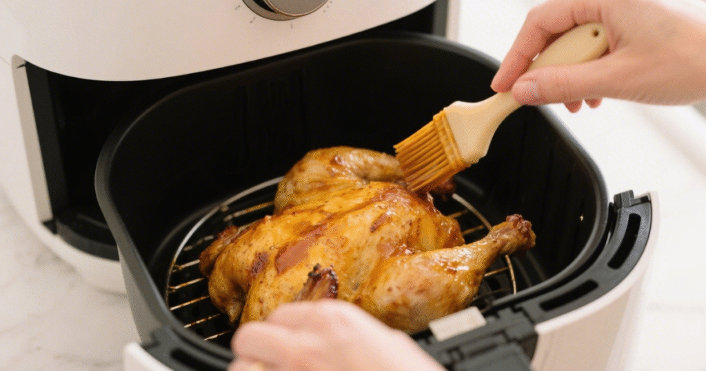 Poularde entière rôtie au four, bien dorée, servie avec pommes de terre coupées, oignon rôti et herbes aromatiques sur un plat rustique.