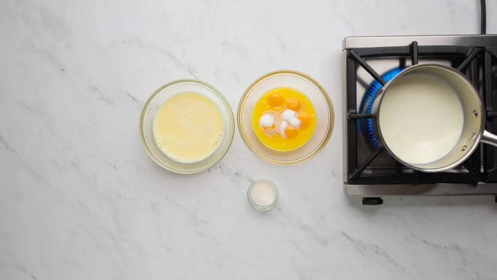 Glace pistache maison crémeuse, réalisée sans colorant, à base de crème anglaise et pâte de pistache pure. Étapes illustrées : préparation de la crème, maturation, turbinage, service élégant. Texture onctueuse, couleur verte naturelle, visuels doux et gourmands.