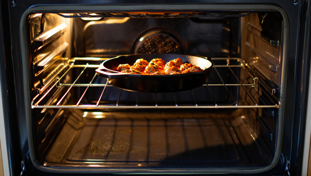 Pilons de poulet rôtis au paprika fumé et curcuma, servis dans une poêle ou sur assiette, peau croustillante et dorée, accompagnements variés, scène de cuisine maison chaleureuse, style culinaire éditorial.