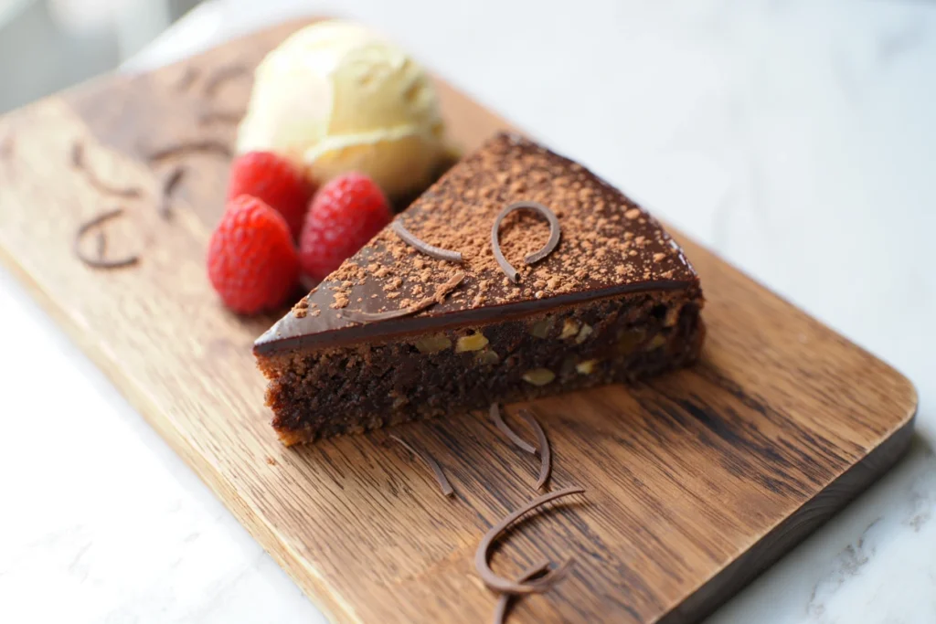 Ce Space Cake au Chocolat est un dessert moelleux et gourmand